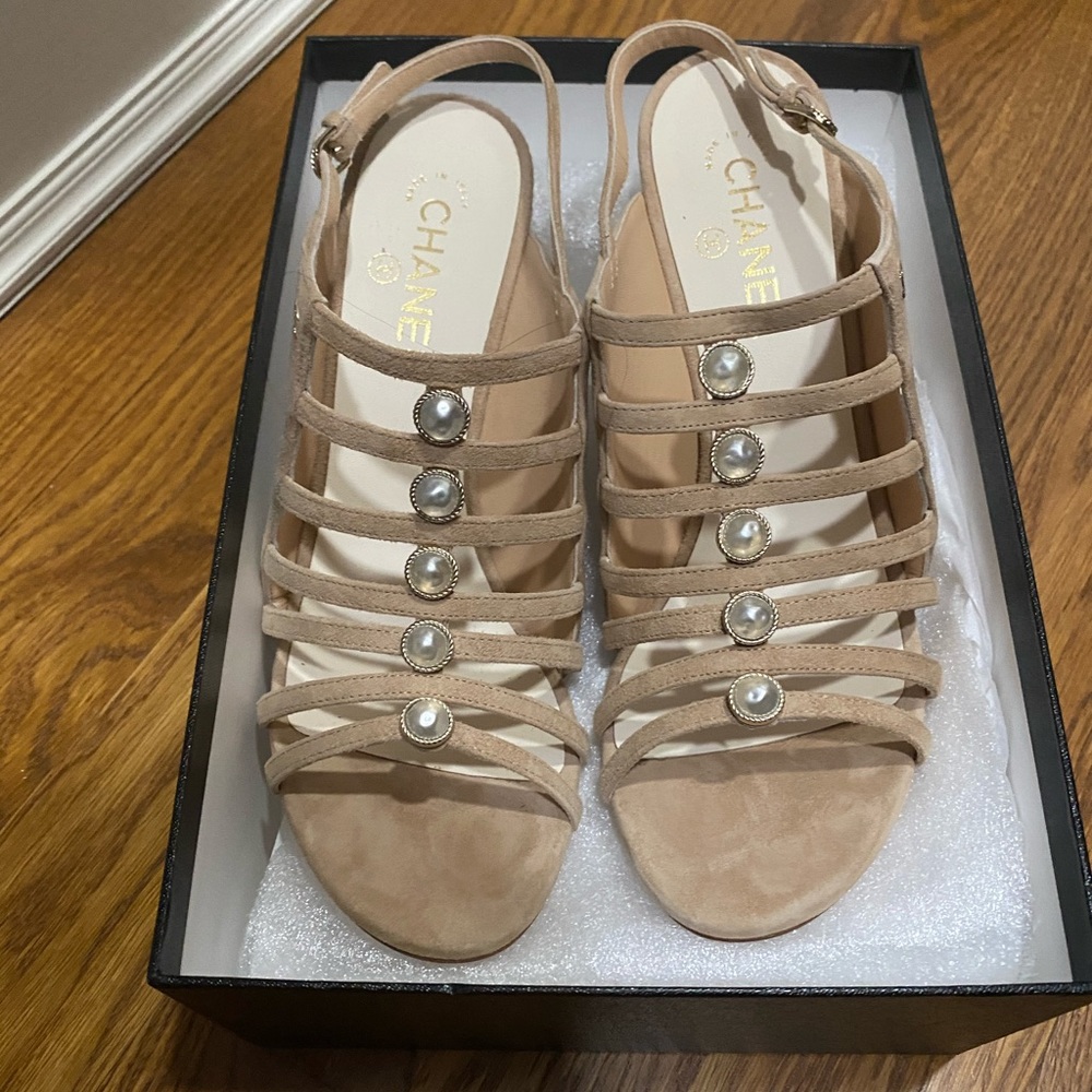 NIB CHANEL CC PEARL SANDALS BEIGE SUEDE SZ 41.5